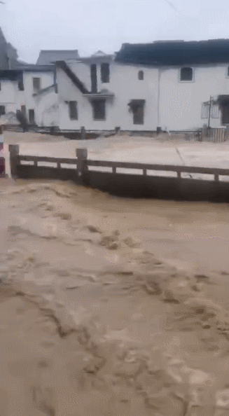 警報(bào)！臺(tái)風(fēng)“煙花”來(lái)了：山洪沖入村莊、民居被淹，浙江省已進(jìn)入Ⅰ級(jí)響應(yīng)