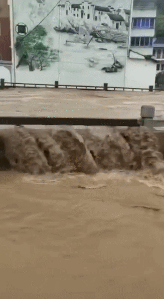 警報(bào)！臺(tái)風(fēng)“煙花”來(lái)了：山洪沖入村莊、民居被淹，浙江省已進(jìn)入Ⅰ級(jí)響應(yīng)