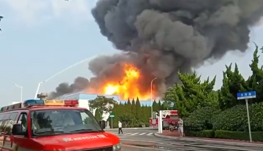 突發(fā)！青島一保稅區(qū)的物流園倉庫著火，濃煙滾滾