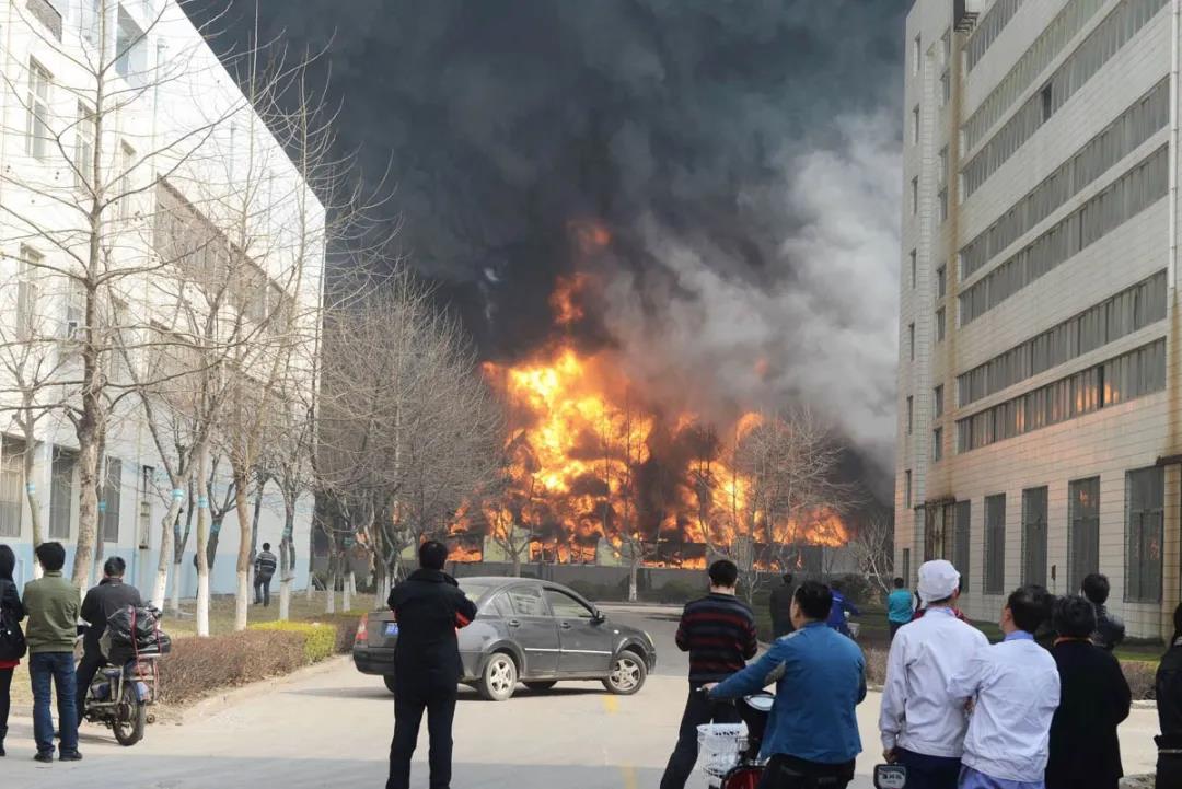 突發(fā)！青島一保稅區(qū)的物流園倉庫著火，濃煙滾滾