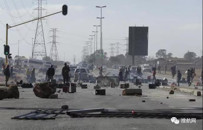 警惕！該國爆發(fā)27年來最致命暴力事件，碼頭關(guān)閉、倉庫受損，貨運(yùn)遭受中斷！