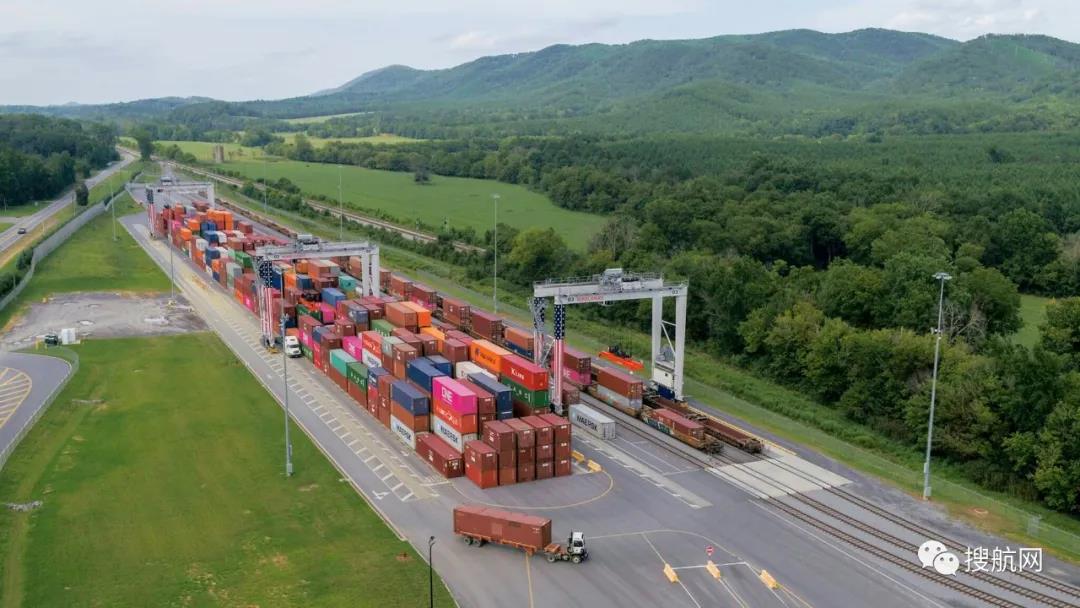 內(nèi)貿(mào)船司開(kāi)通多條遠(yuǎn)洋航線，旺盛需求推動(dòng)船公司和港口繼續(xù)擴(kuò)張