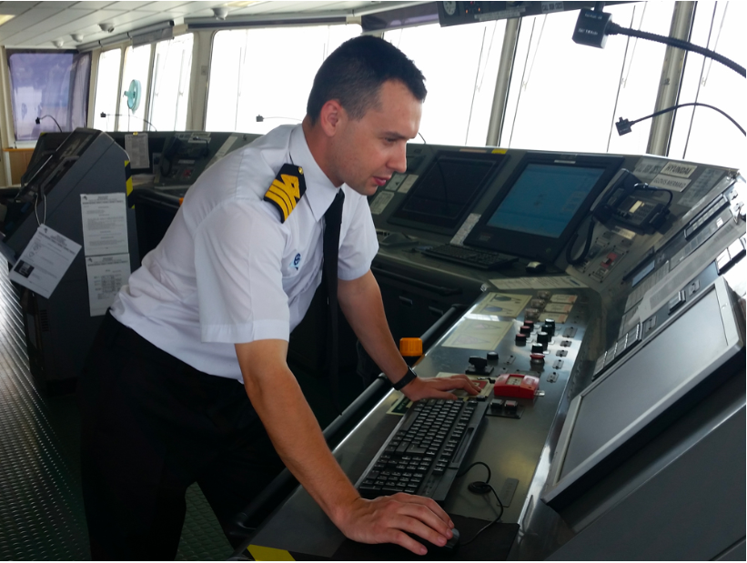 '船員換班再入'虎口'！海上被困人數(shù)激增,