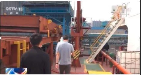 大海撈針！從6.7萬噸貨艙大豆里，青島海關(guān)挖出215公斤毒品！