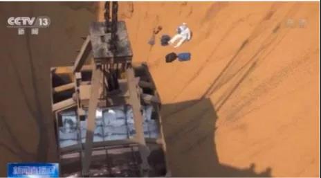 大海撈針！從6.7萬噸貨艙大豆里，青島海關(guān)挖出215公斤毒品！