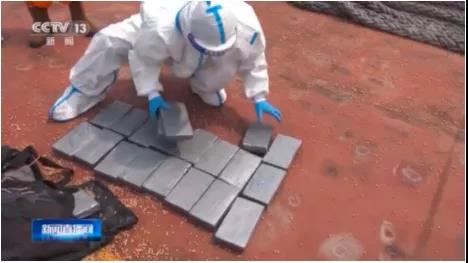 大海撈針！從6.7萬噸貨艙大豆里，青島海關(guān)挖出215公斤毒品！