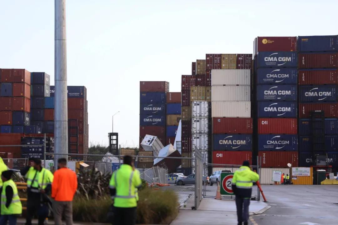 奧克蘭港遭遇龍卷風(fēng)，造成嚴(yán)重破壞！堆垛倒塌，30噸重貨柜被吹起