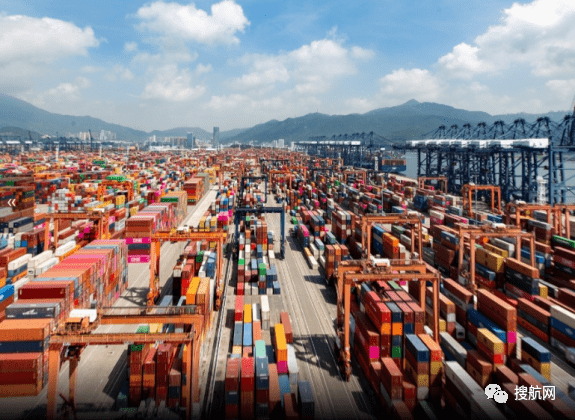 搶完箱子搶艙位，運(yùn)價(jià)瘋漲附加費(fèi)不斷加碼，海運(yùn)行業(yè)還能火多久