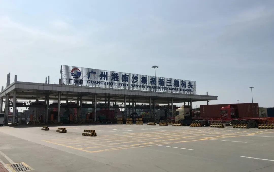 疫情防控下的南沙港區(qū)：拖車司機(jī)閉環(huán)管理，船公司加大航線密度和空箱投放，效率恢復(fù)中  