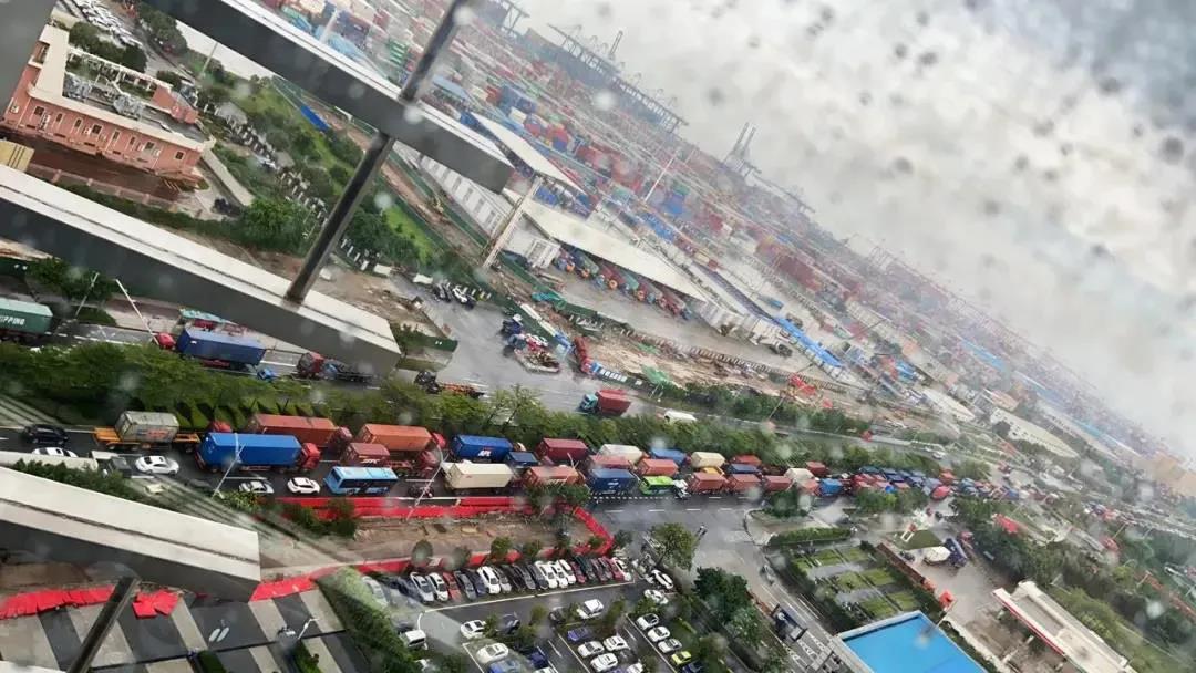 近40艘集裝箱船在等待，100條航線受到影響，鹽田港擁堵至少需一周才能解除