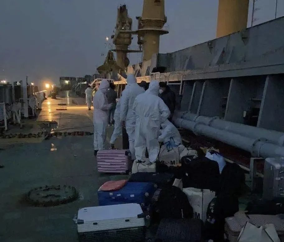 17名中國船員被“騙”上疫情船？船管公司：近期將分批下船！染疫船究竟能不能上？