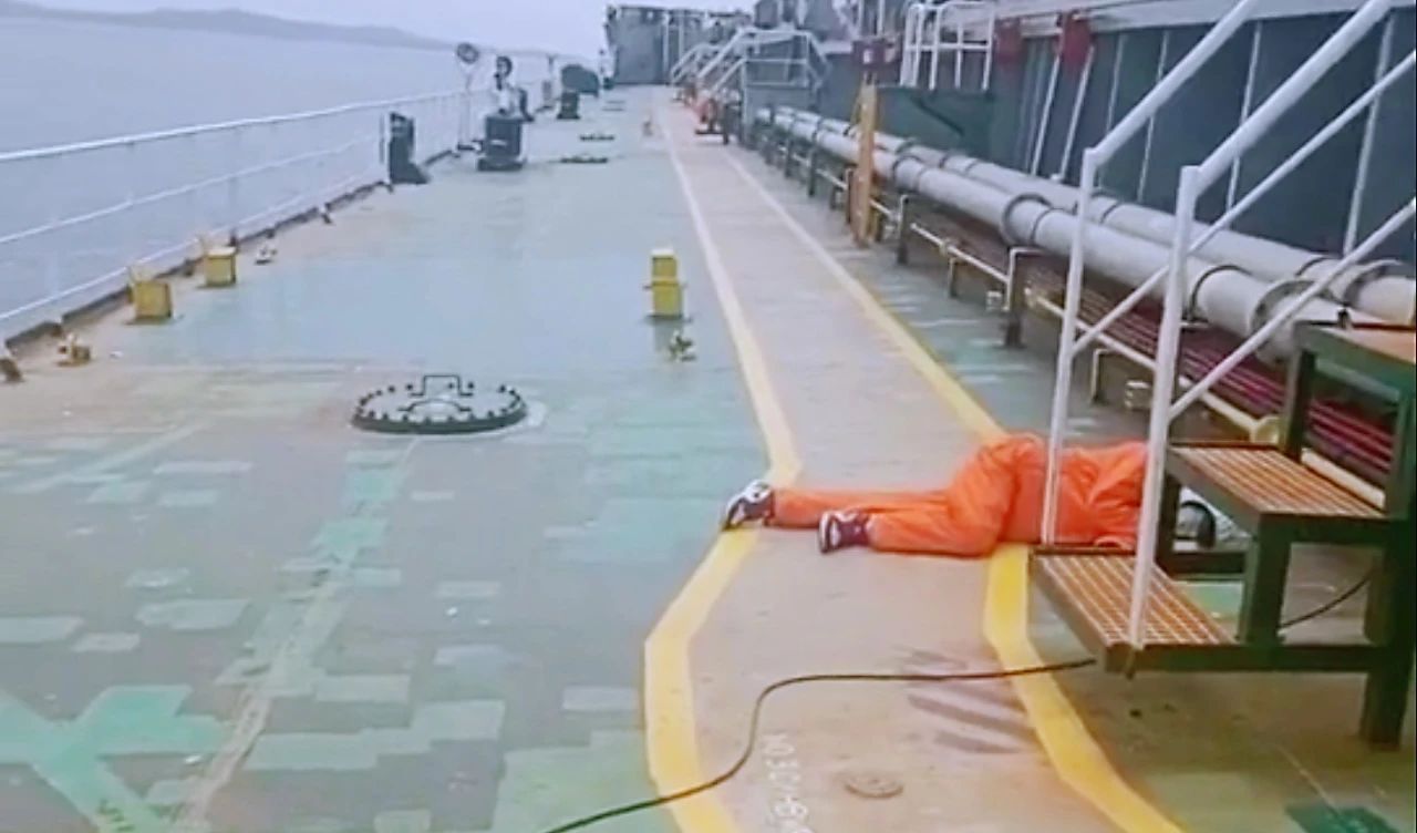 17名中國船員被“騙”上疫情船？船管公司：近期將分批下船！染疫船究竟能不能上？