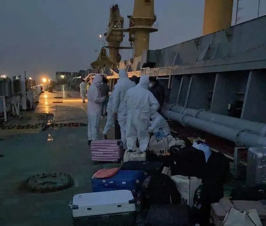 慘！17個(gè)中國(guó)船員被騙上有新冠的船