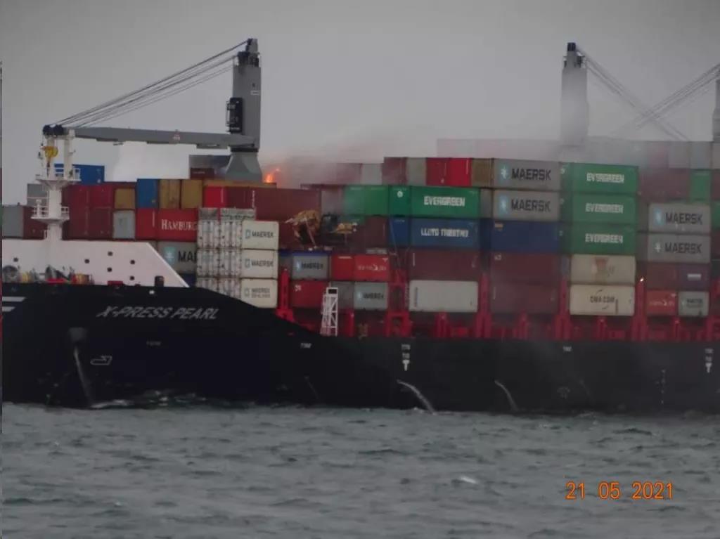 突發(fā)！一艘載有1486個集裝箱的貨船著火！船上載有危險品