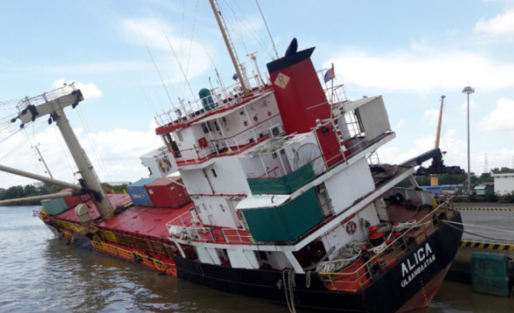 胡志明市港口貨船傾覆，18個集裝箱掉入河中！事故原因查明！