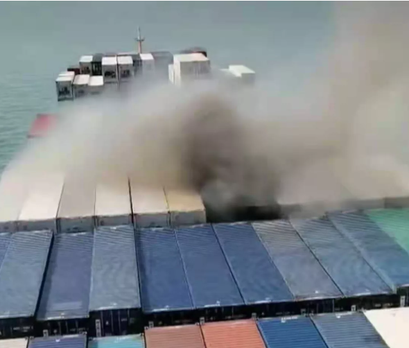 重大突發(fā)！香港機場貨物裝機前起火，兩家貨代被禁運！一艘滿載中國貨物的箱船突發(fā)起火！