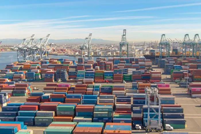 供應(yīng)鏈延誤導(dǎo)致美西再陷擁堵！馬士基對(duì)8月貨量發(fā)出警告，呼吁托運(yùn)人盡快還箱