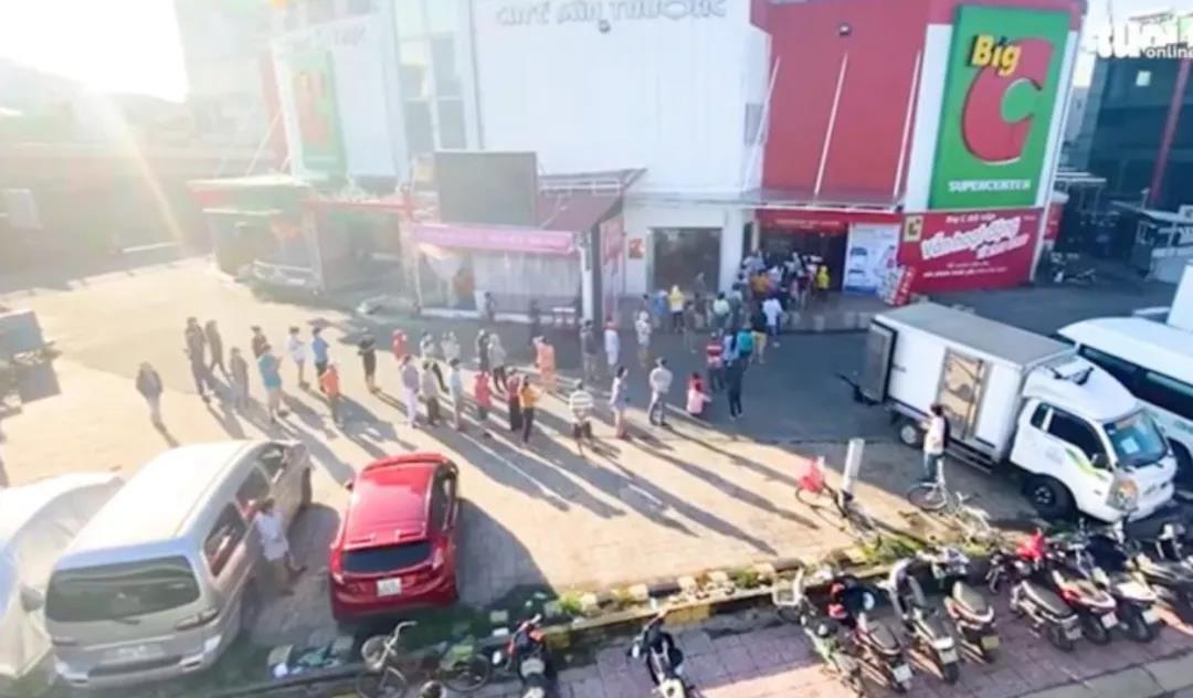 瘋了！單日爆增23萬(wàn)！用獸藥治療新冠！再封城！物資大搶購(gòu)！不戴口罩，千人大集合！法國(guó)、英國(guó)、德國(guó)、日本、韓國(guó)疫情大匯總！