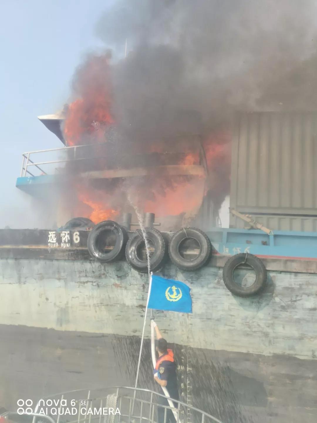 長江上海段寶山錨地一集裝箱船起火 船上11人全部獲救