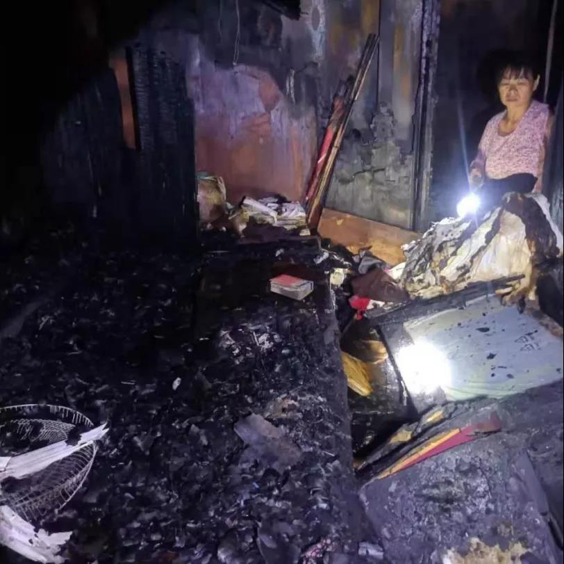 長江上海段寶山錨地一集裝箱船起火 船上11人全部獲救