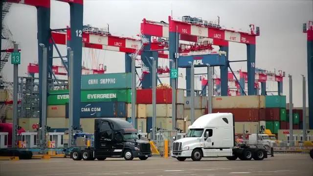 中美航運(yùn)費(fèi)暴漲500%！美國(guó)集裝箱堆積如山，中國(guó)卻“一箱難求”