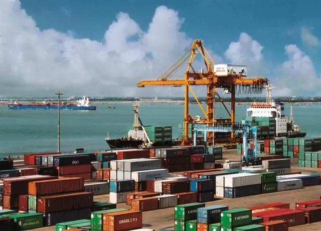 中美航運(yùn)費(fèi)暴漲500%！美國(guó)集裝箱堆積如山，中國(guó)卻“一箱難求”