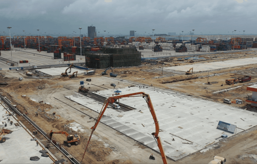 全球首創(chuàng)U型布局自動(dòng)化集裝箱碼頭完成改造