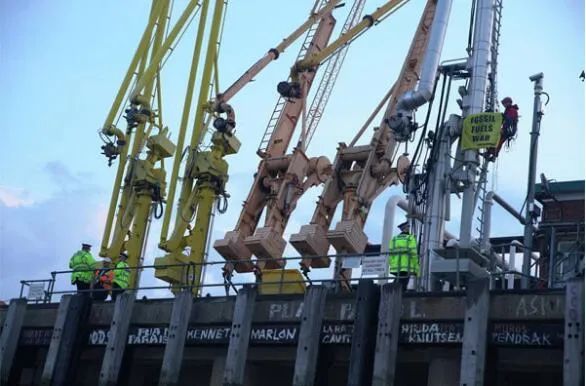 裝載俄石油的油輪也不行！有人爬上碼頭卸貨裝置...