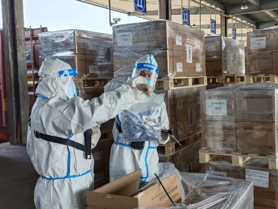 上海海關(guān)提出12條措施支持企業(yè)擴(kuò)大復(fù)工復(fù)產(chǎn)，對(duì)13個(gè)熱點(diǎn)問題進(jìn)行解答