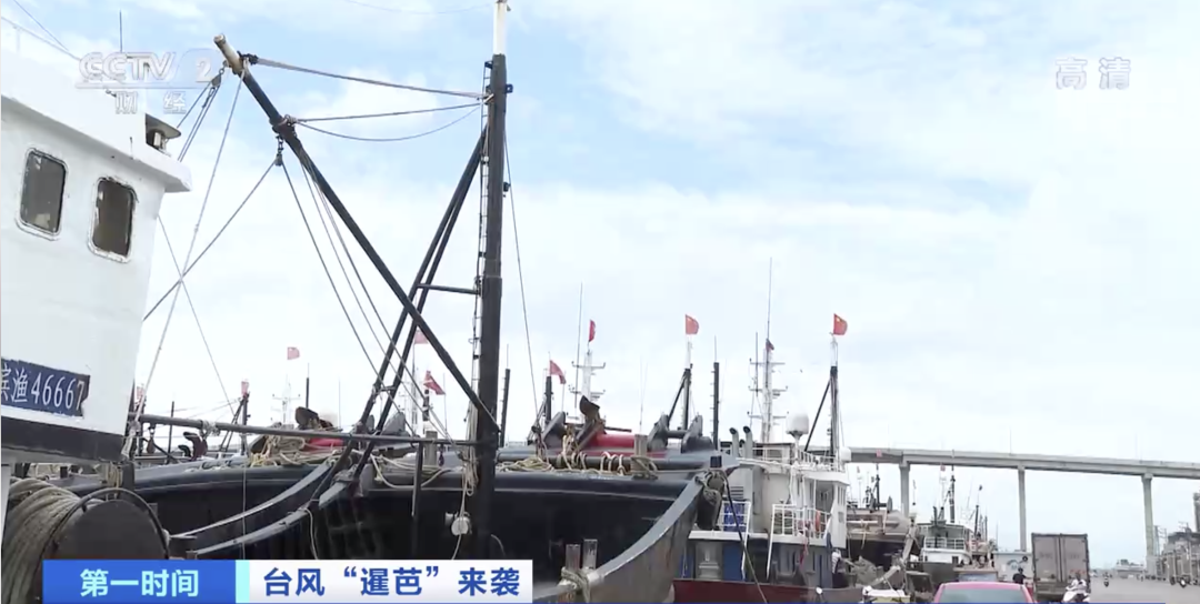 剛剛，一艘貨輪斷成兩截！船員棄船逃生！