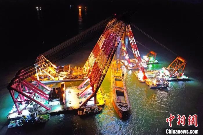 終于！沉在深海一年的萬噸貨船被打撈出水！