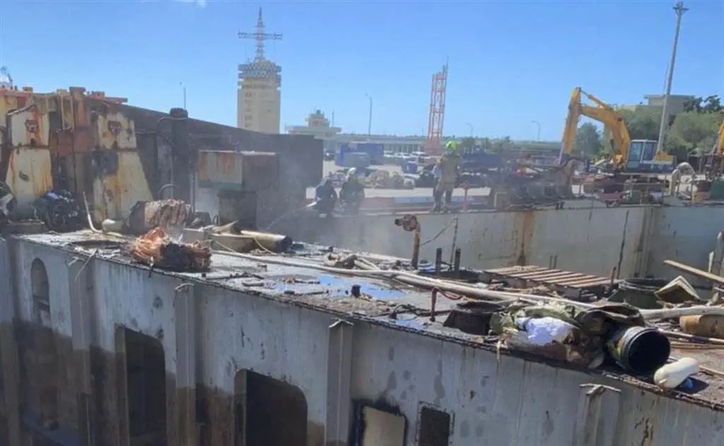 慘！一貨輪擱淺8個月拖上岸 又遇火燒船