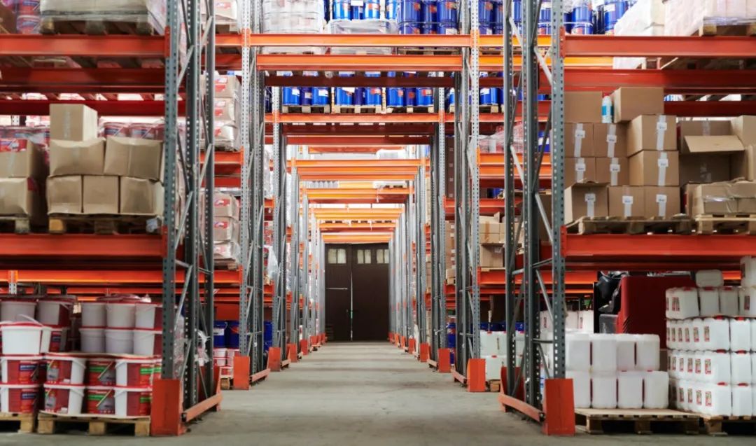 消費(fèi)需求放緩，商品庫(kù)存積壓，美國(guó)最大倉(cāng)庫(kù)區(qū)爆滿！