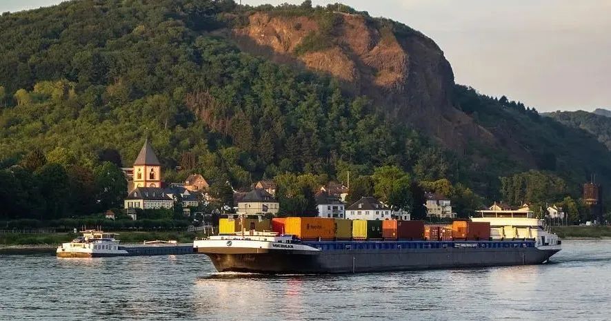 西歐第一大河水位降至低點(diǎn)！船舶無(wú)法滿載航行，征收低水位附加費(fèi)