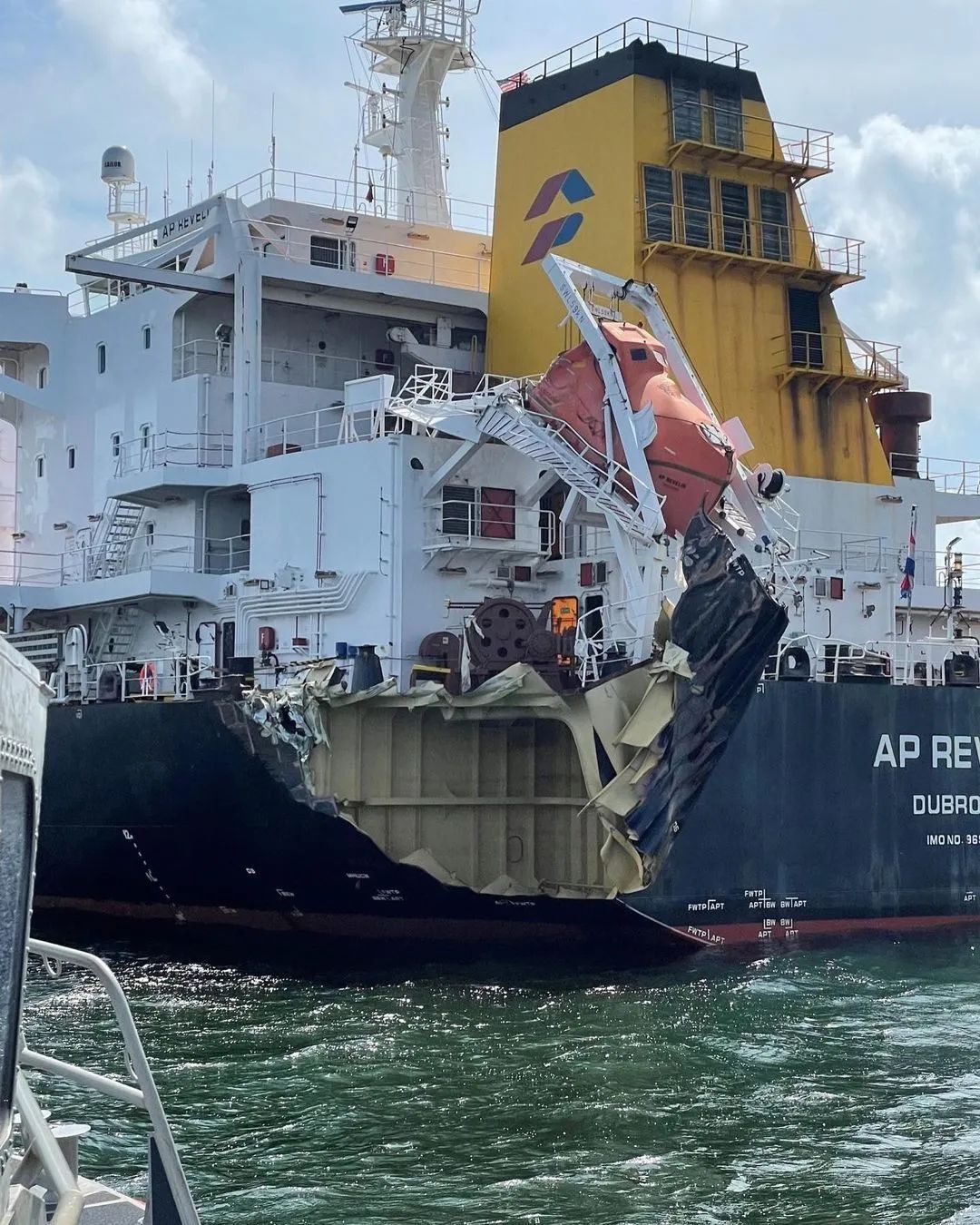 兩船碰撞！一干散貨船船尾如紙盒般被撕開