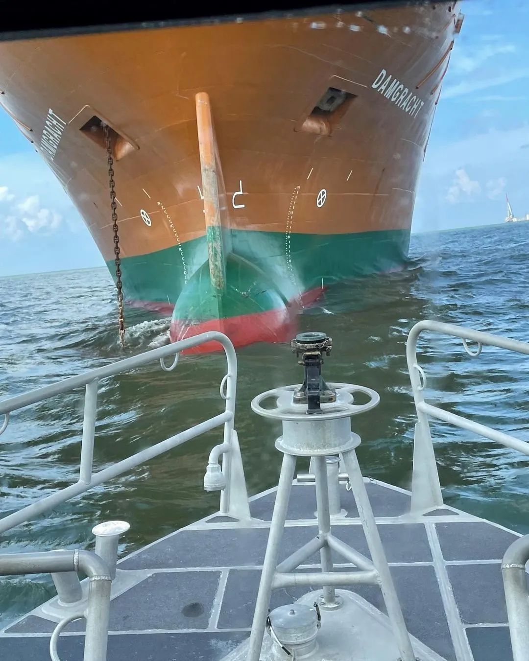 兩船碰撞！一干散貨船船尾如紙盒般被撕開