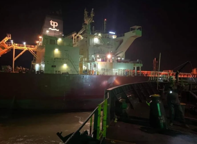 蘇伊士運河又堵了，這次是艘油輪！