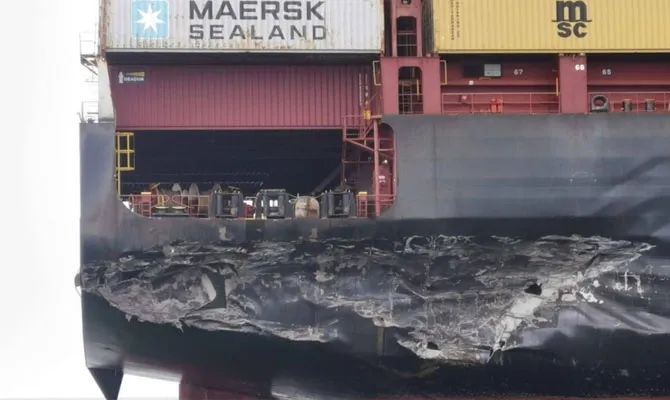 突發(fā)！一大型集裝箱船在馬六甲海峽被油輪撞擊，兩船嚴重受損，船期延誤！