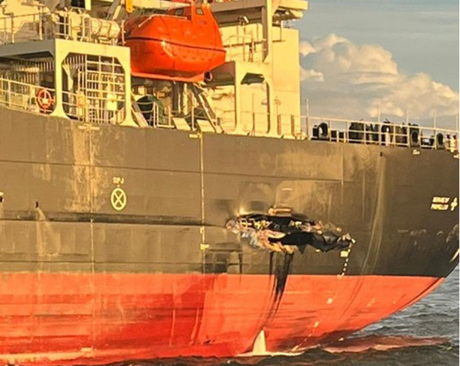 撞得不輕！一貨船凌晨撞向錨泊新油輪...