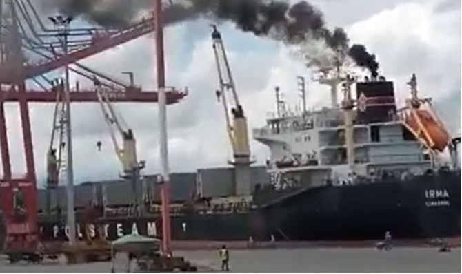 突發(fā)！一散貨船船吊撞上碼頭橋吊！