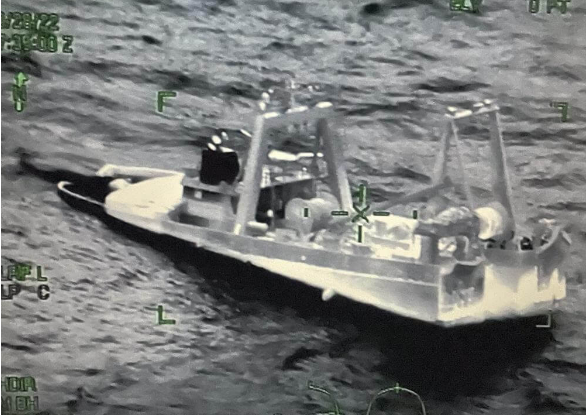 凌晨突發(fā)！一漁船撞上MSC集裝箱船！