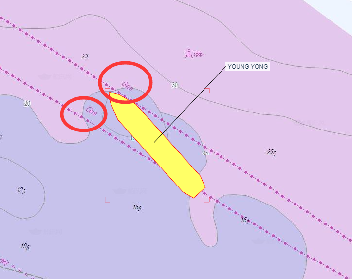 麻煩了！30萬(wàn)噸級(jí)VLCC擱淺在天然氣管道上，已4天了！