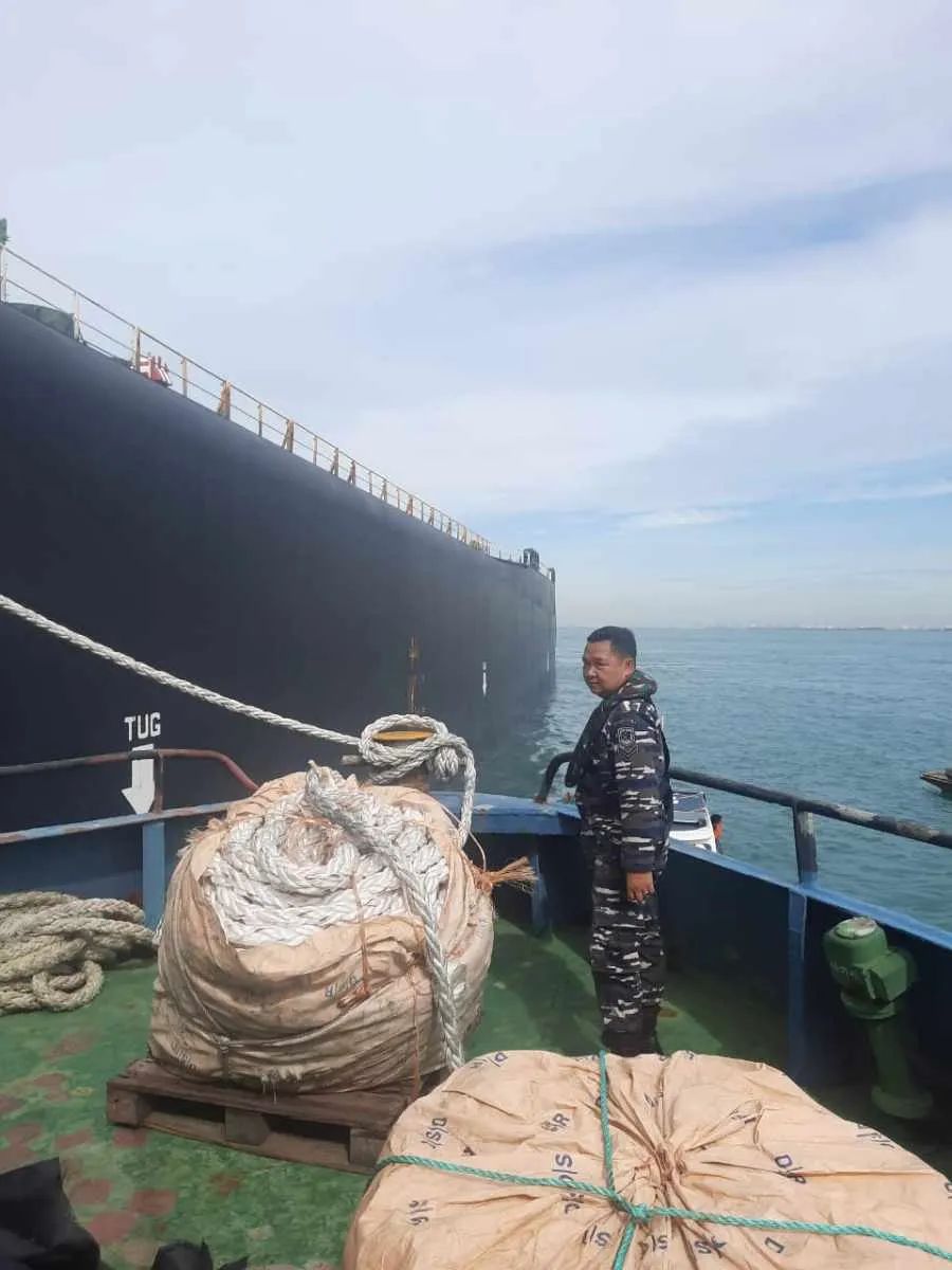 麻煩了！30萬(wàn)噸級(jí)VLCC擱淺在天然氣管道上，已4天了！