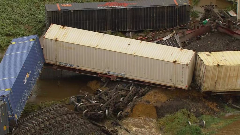 突發(fā)！該國發(fā)生貨運列車脫軌事故，數(shù)十個集裝箱掉落