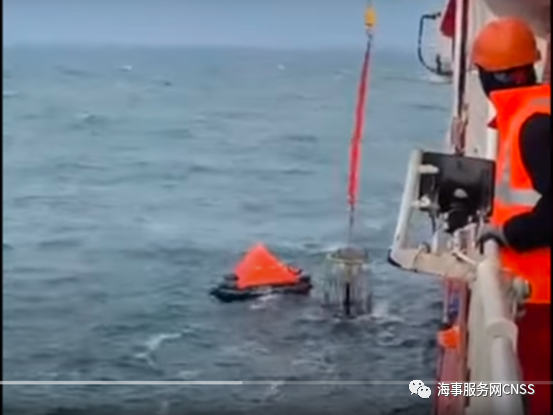 翻沉！老舊貨輪遇上4米大浪后，兩船員身亡...