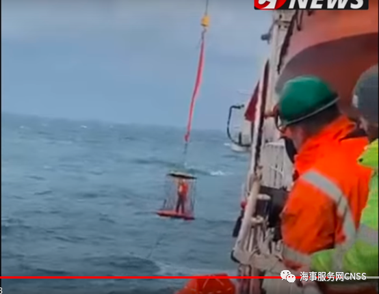 翻沉！老舊貨輪遇上4米大浪后，兩船員身亡...