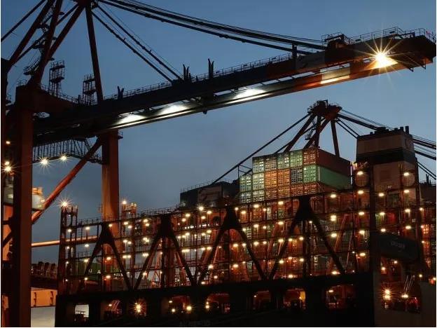 現(xiàn)在開始每一刻, 全球都有500艘船在塞港!... 美國塞 歐洲塞, 現(xiàn)在輪到新加坡