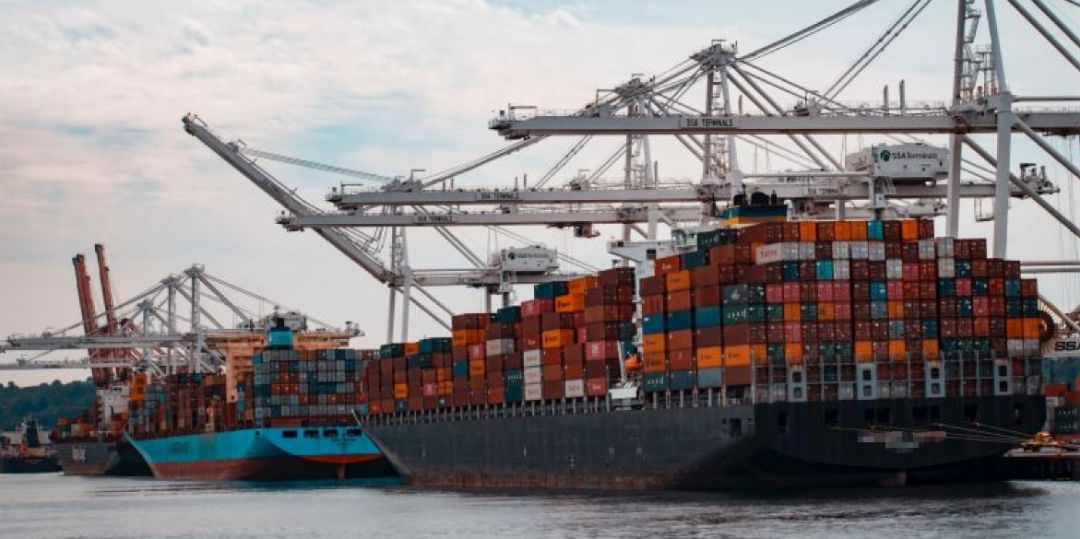 悲喜集裝箱船! 近10年, 一邊撐起全球90%非散貨海運, 一邊制造2000起事故!...情何以堪?