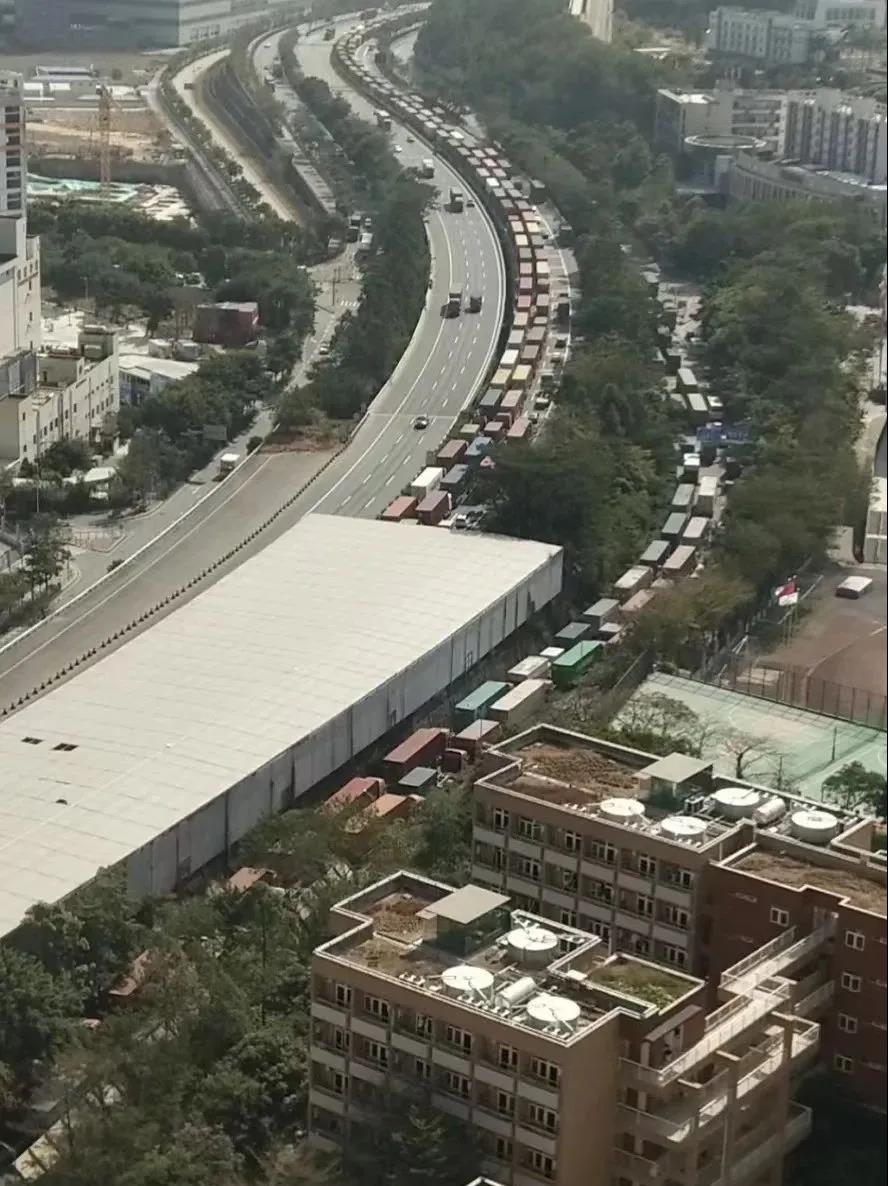 節(jié)前出貨高峰！鹽田碼頭擁堵嚴(yán)重！重柜大量積壓！拖車進(jìn)港通道采取交通管制…