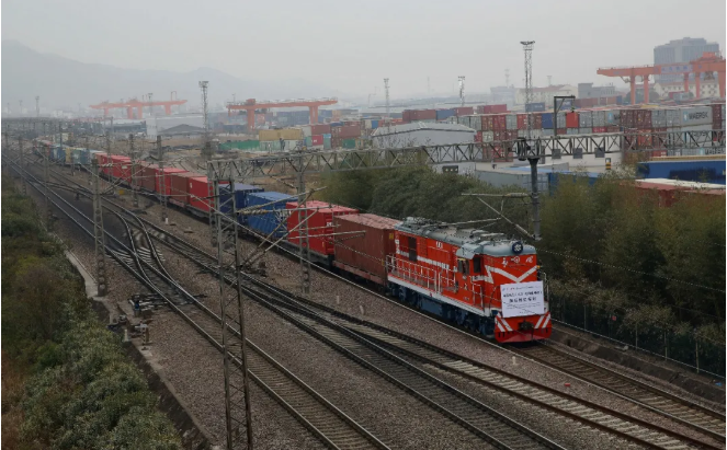 加強(qiáng)陸上運(yùn)營，馬士基、中遠(yuǎn)海運(yùn)、達(dá)飛、MSC開通新鐵路班列